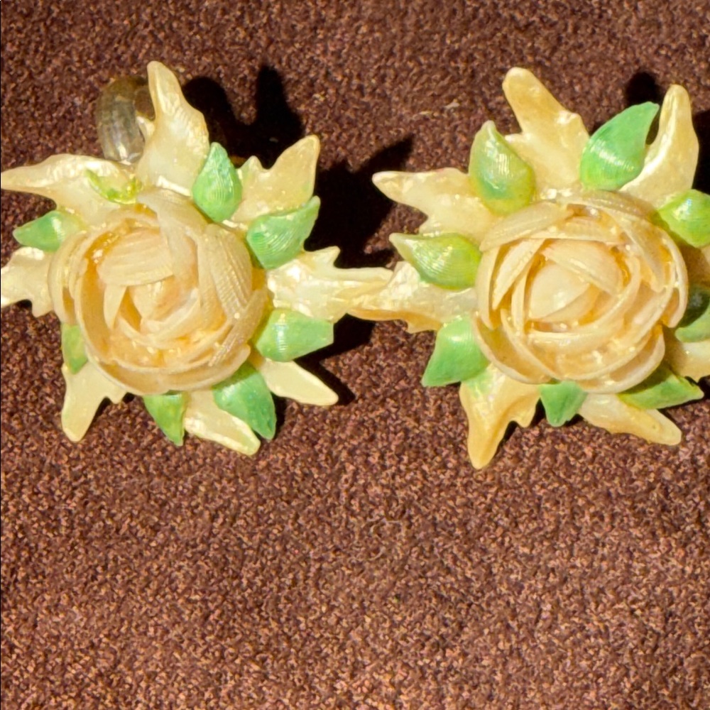 Vintage painted shell floral set screw back earrings 🐈‍⬛